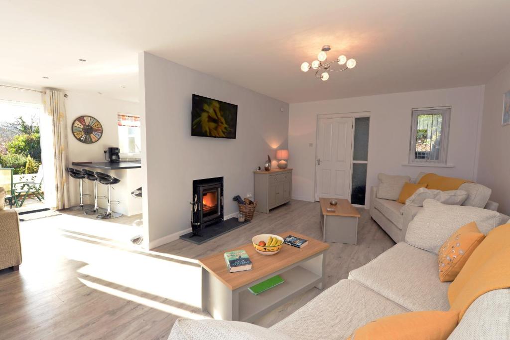 Posezení v ubytování Sêr Môr - Log Burner, Peaceful Cottage, Dog Friendly