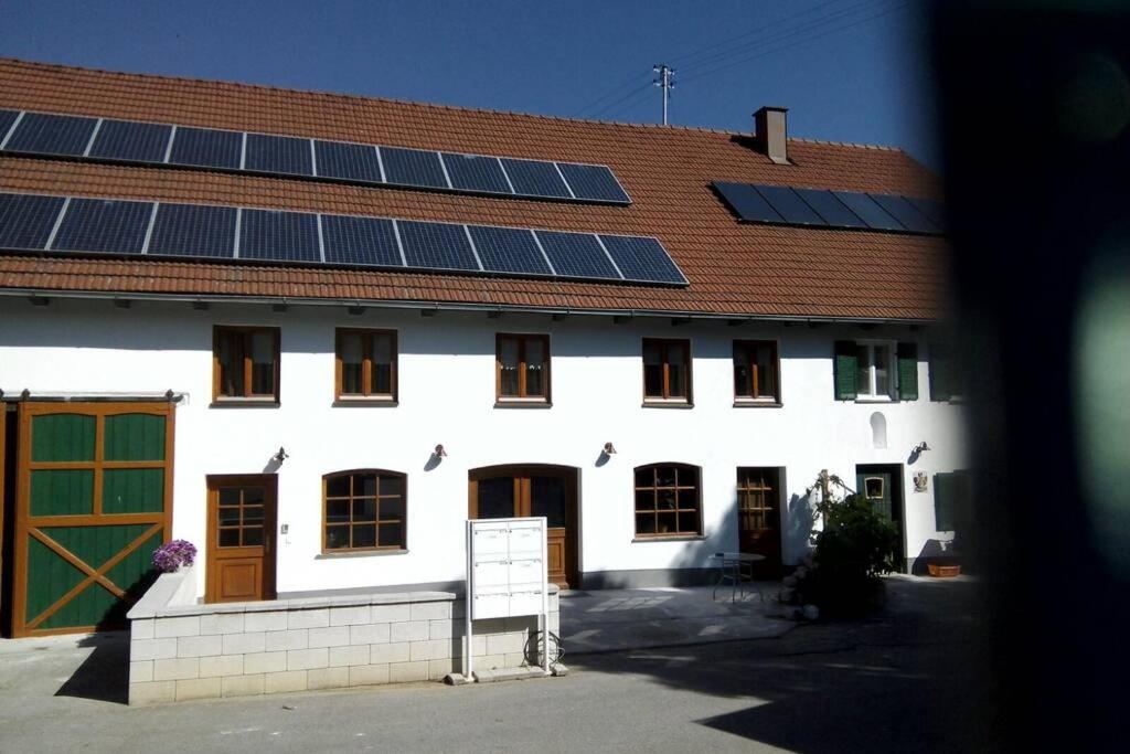 un edificio con paneles solares en el techo en Andermichlhof (3)Ferienwohnung Groß Landsberger Strasse 8, en Geltendorf