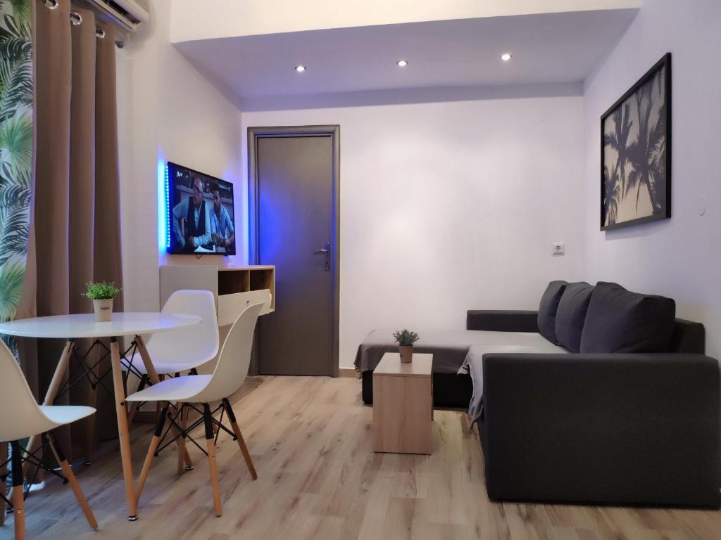 ein Wohnzimmer mit einem Sofa und einem Tisch in der Unterkunft Comfort Apartment by Prima Lodging in Thessaloniki