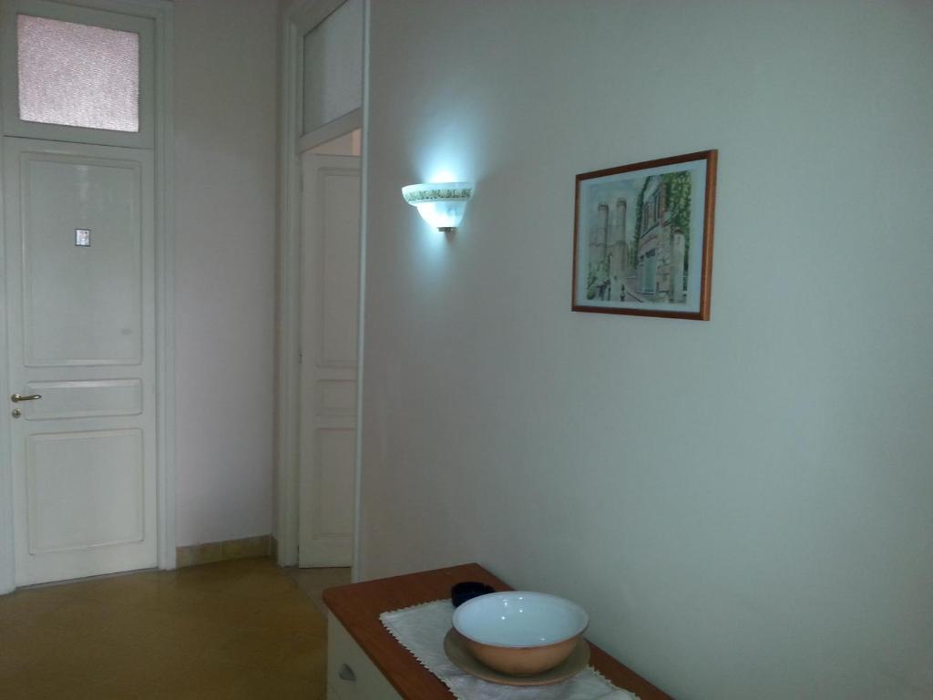 una habitación con un bol en la pared y una luz en Il Giardino Del Purgatorio, en Marsala