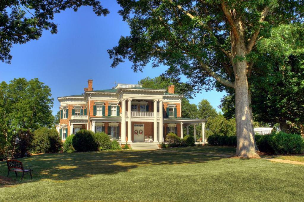 uma casa grande com uma árvore no quintal em Rockwood Manor Bed & Breakfast em Dublin