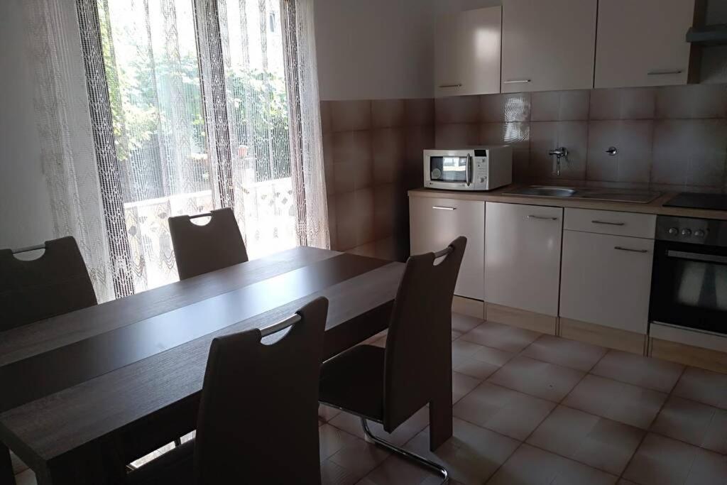 Fotografie z fotogalerie ubytování Two bedroom apartment v destinaci Sukošan