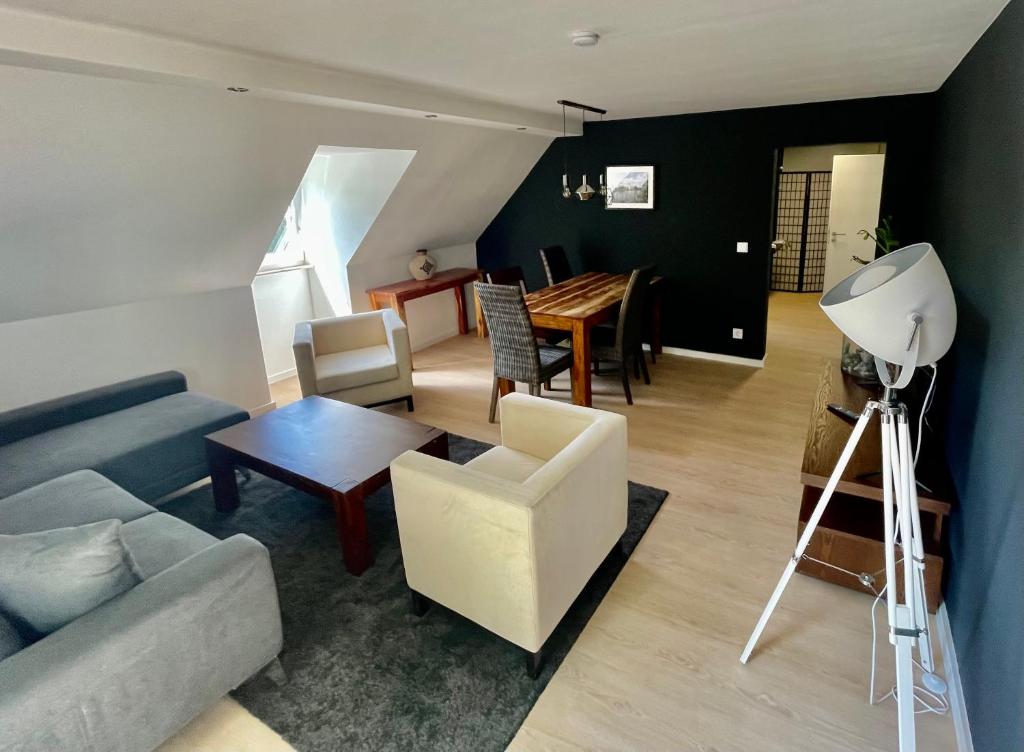 ein Wohnzimmer mit einem Sofa und einem Tisch in der Unterkunft Markkleeberg Ferienwohnung in Markkleeberg