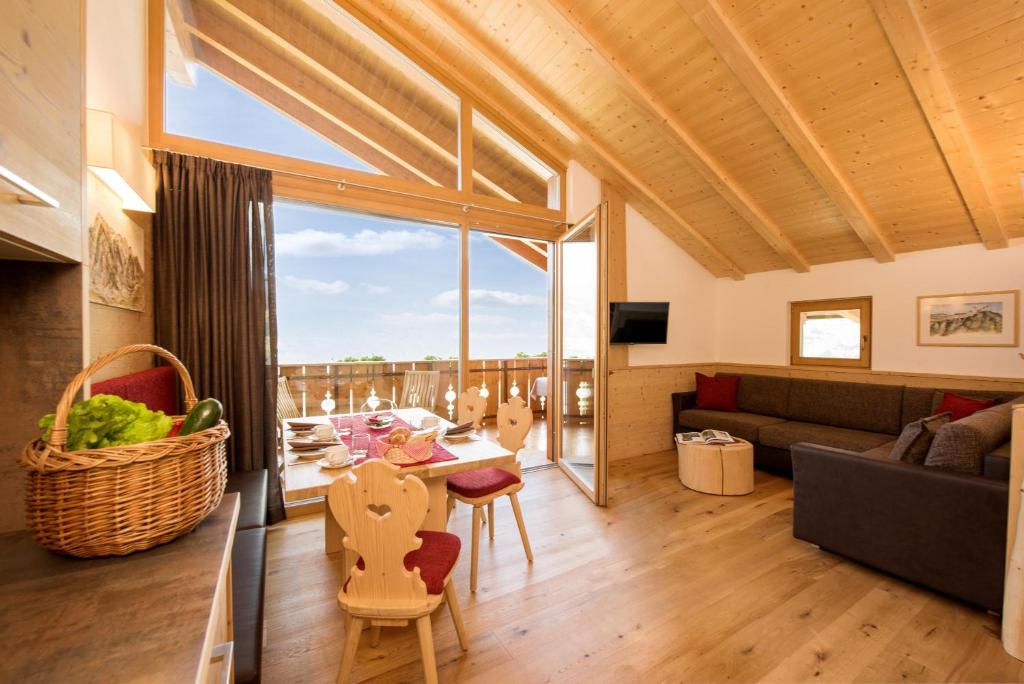een woonkamer met een bank en een tafel bij Haus Sonnegg Panoramasuite in Laion