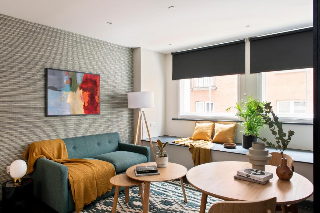 
Large Studio Apartment 
