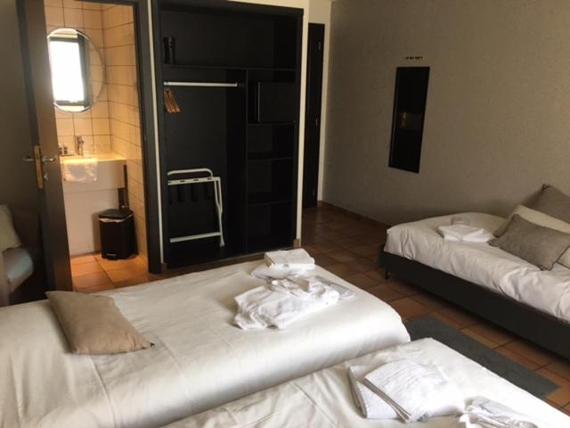 Postel nebo postele na pokoji v ubytování Tropical Hotel