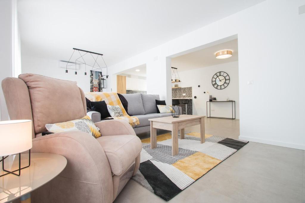 a living room with a couch and a table at PÌSO MAR ALTEA in Altea