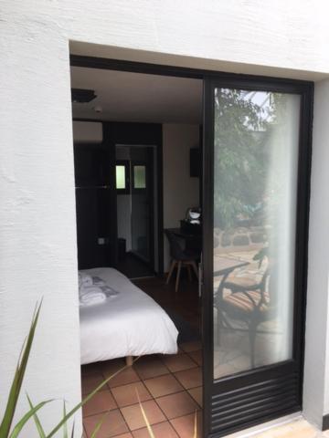 Postel nebo postele na pokoji v ubytování Tropical Hotel