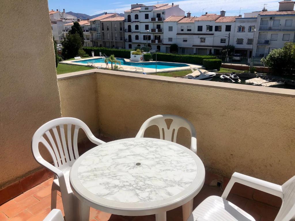 Bazén v ubytovaní PORT SOTAVENT 2C - Apartamento en la Marina de Empuriabrava - piscina comunitaria, - parking - vistas al canal - cerca centro y playa alebo v jeho blízkosti