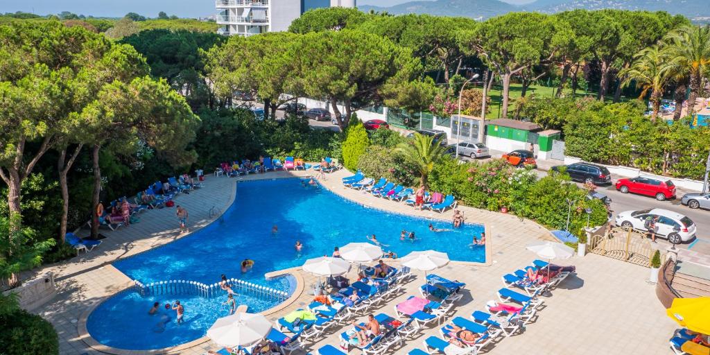 Bazén v ubytování Hotel Blaumar nebo v jeho okolí