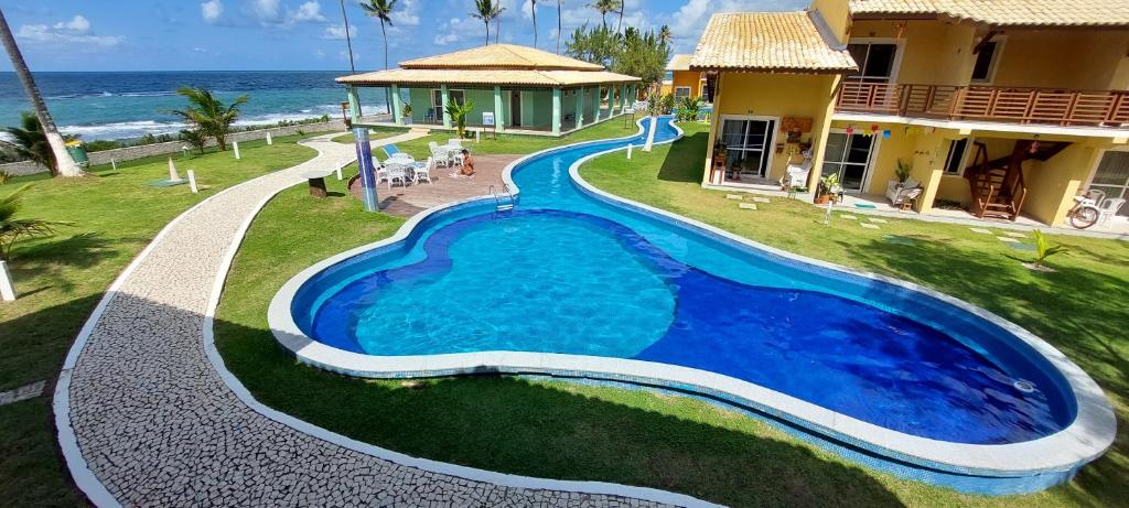 una vista aérea de una piscina junto a una casa en Aldeia St Sebastien 31 Arembepe en Arembepe