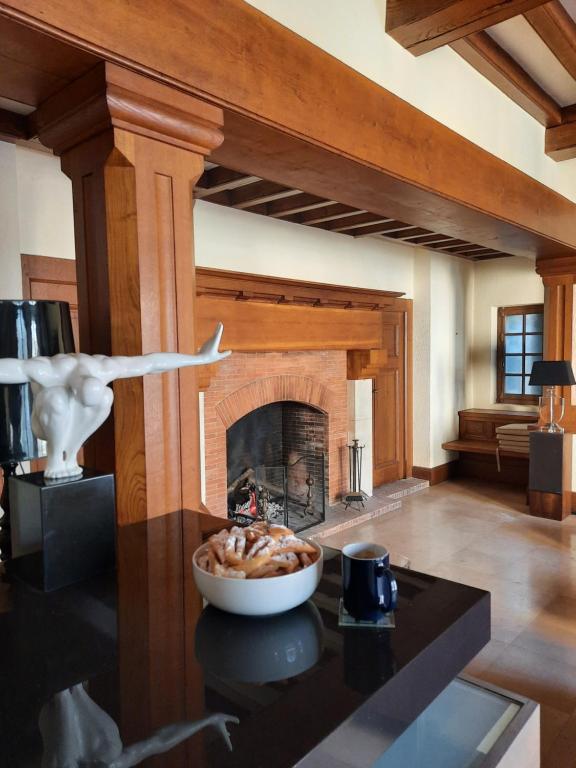uma sala de estar com lareira e uma tigela de nozes em Le Clos des Soyeux em Saint-Victor-sur-Rhins