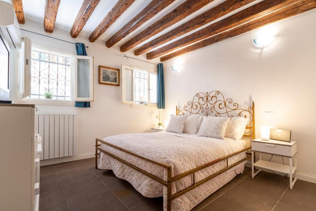 sypialnia z dużym łóżkiem w pokoju w obiekcie San Giacomo pied-a-terre house w Wenecji