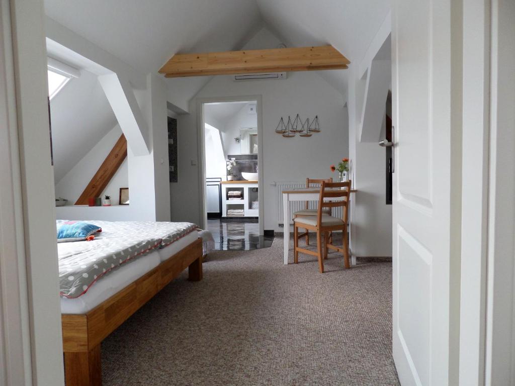 1 dormitorio con 1 cama y comedor en Elbflair, en Zahna-Elster
