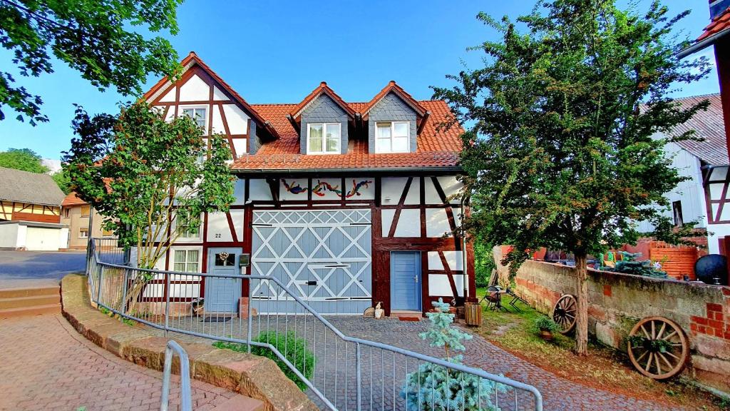 a house with a gate and a garage at Zur Krone - Ferienhaus 3 in Widdershausen