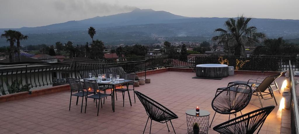 eine Terrasse mit einem Tisch und Stühlen auf dem Balkon in der Unterkunft Mama koala beach apartment in Mascali