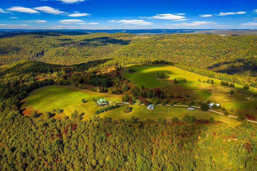 Lodge at OZK Ranch- Incredible mountaintop cabin with hot tub and views - Holiday Home