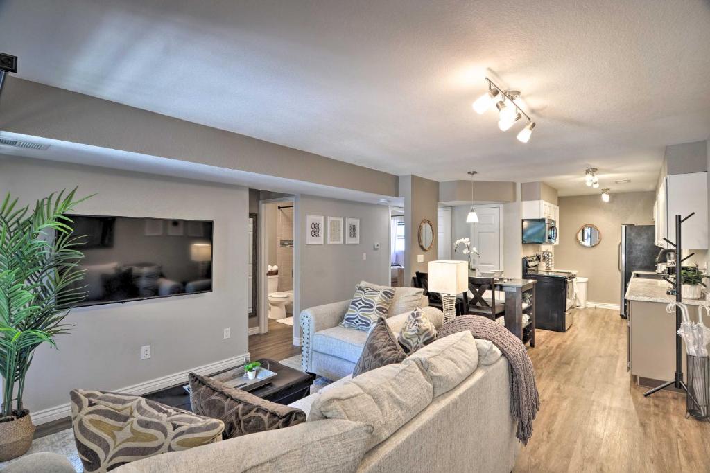 Central Longmont Condo by Main St and Creeks!, Longmont Updated 2023