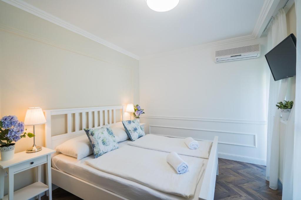 Csenge Villa - Two-Bedroom Apartment