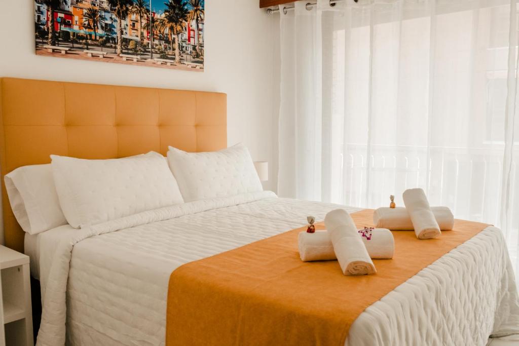 un dormitorio con una cama con dos animales de peluche en La Terreta, en Benidorm