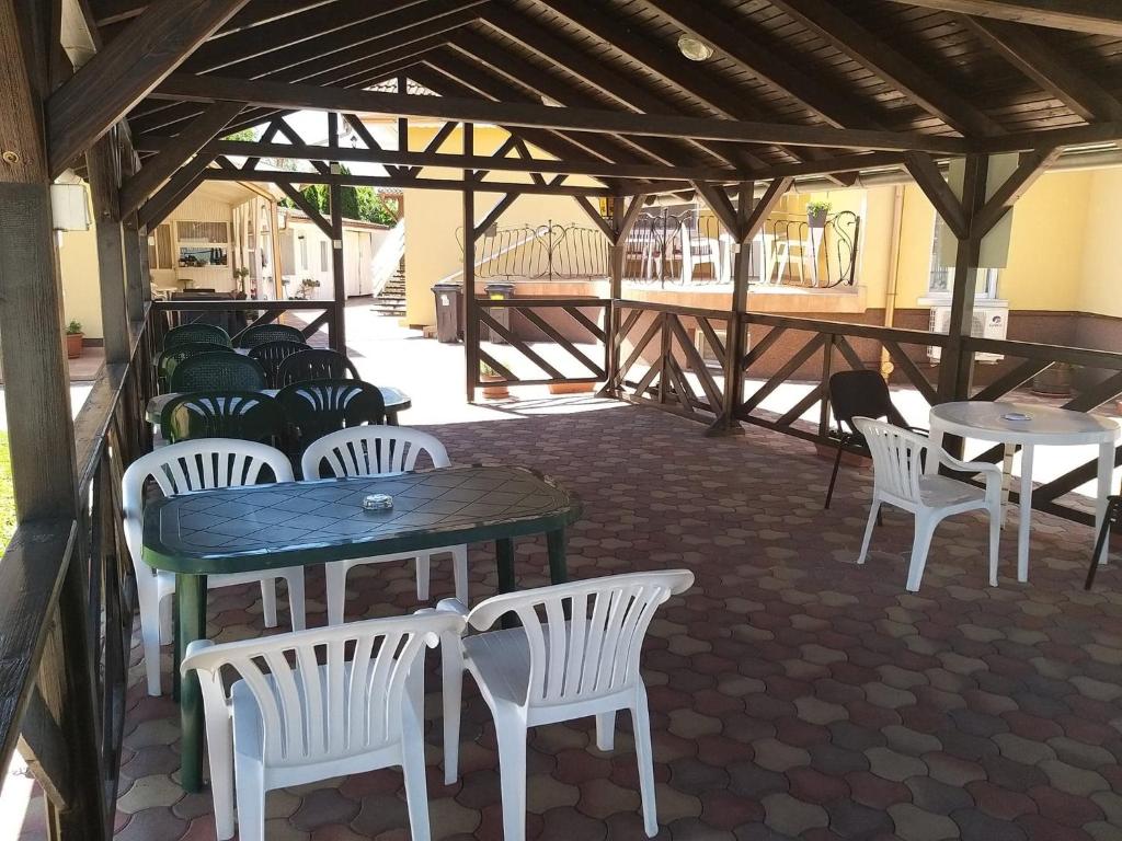 Restauracja lub miejsce do jedzenia w obiekcie Garden Apartmanház 2