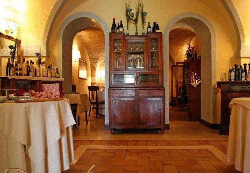 une grande chambre avec une grande armoire en bois dans un bâtiment dans l'établissement Villa Picena, à Colli del Tronto