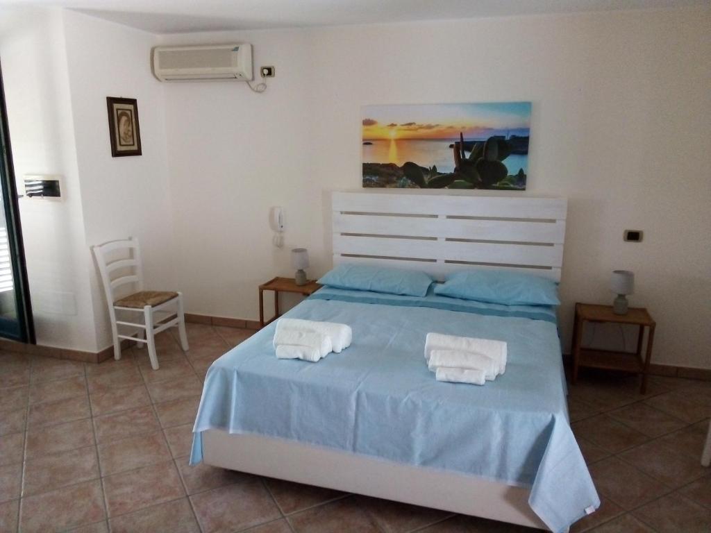 ein Schlafzimmer mit einem Bett mit zwei Handtüchern darauf in der Unterkunft Attico Matine in Specchia