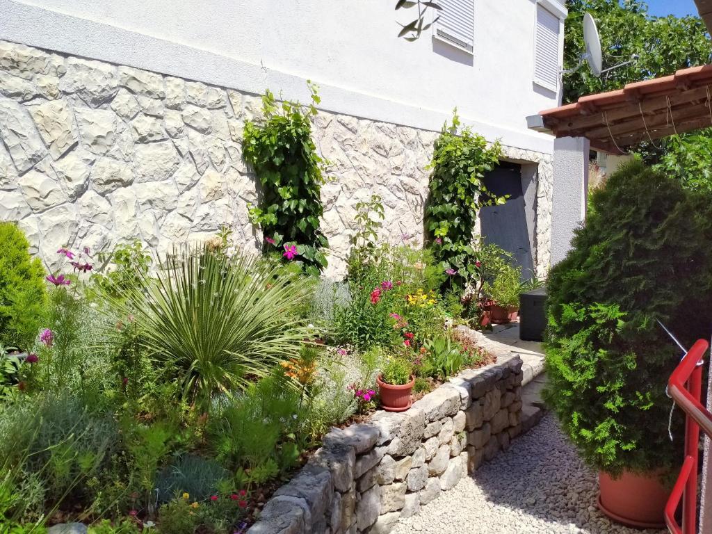 Vonkajšia záhrada v ubytovaní Cheerful two bedroom cottage with panoramic view in Celina