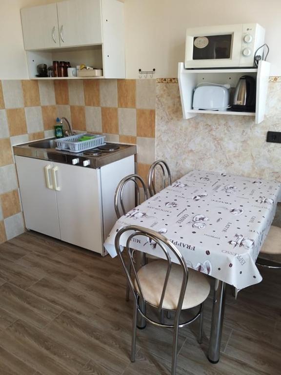 Kuchnia lub aneks kuchenny w obiekcie Garden Apartmanház 2