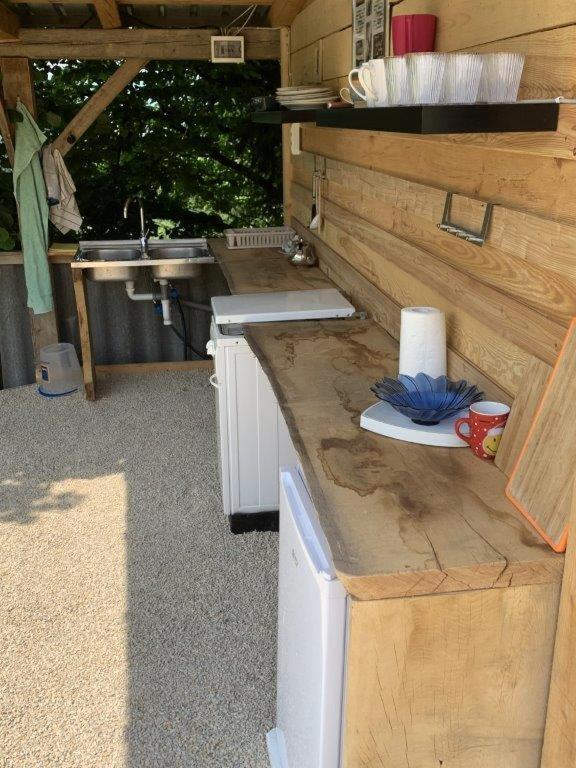 Kuchyň nebo kuchyňský kout v ubytování Hillside Bio Glamping