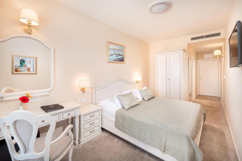 
Single Room - Free Parking
