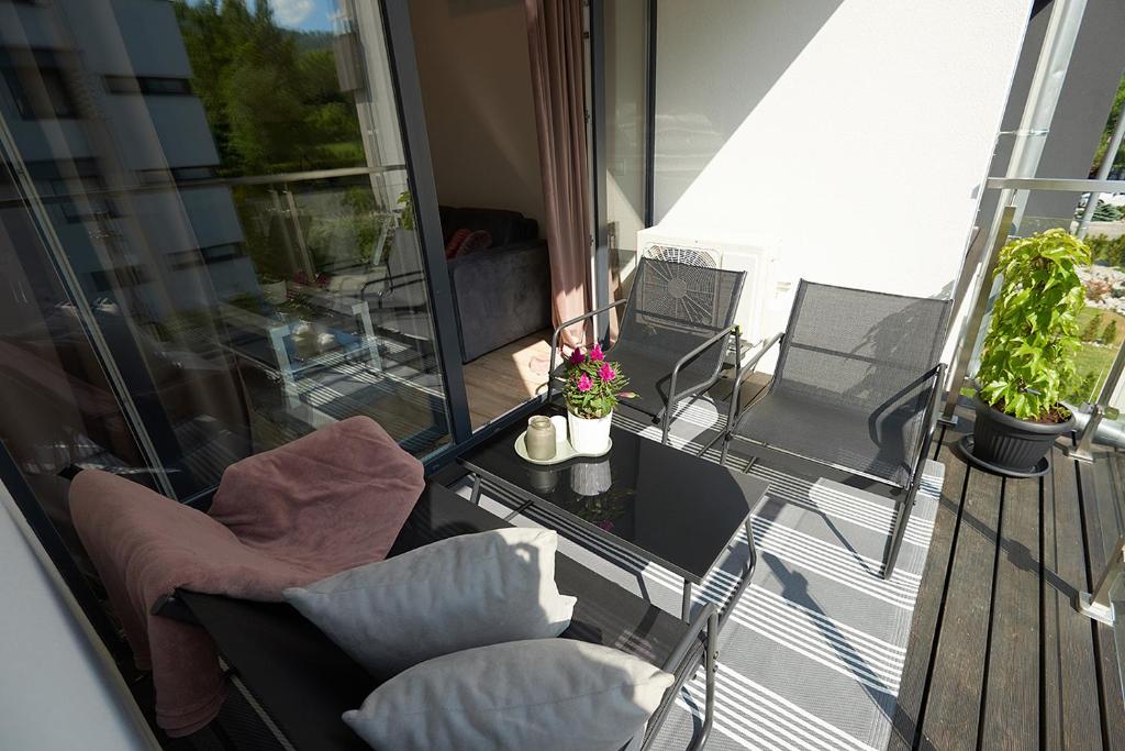 Posedenie v ubytovaní Apartament Dębowiec