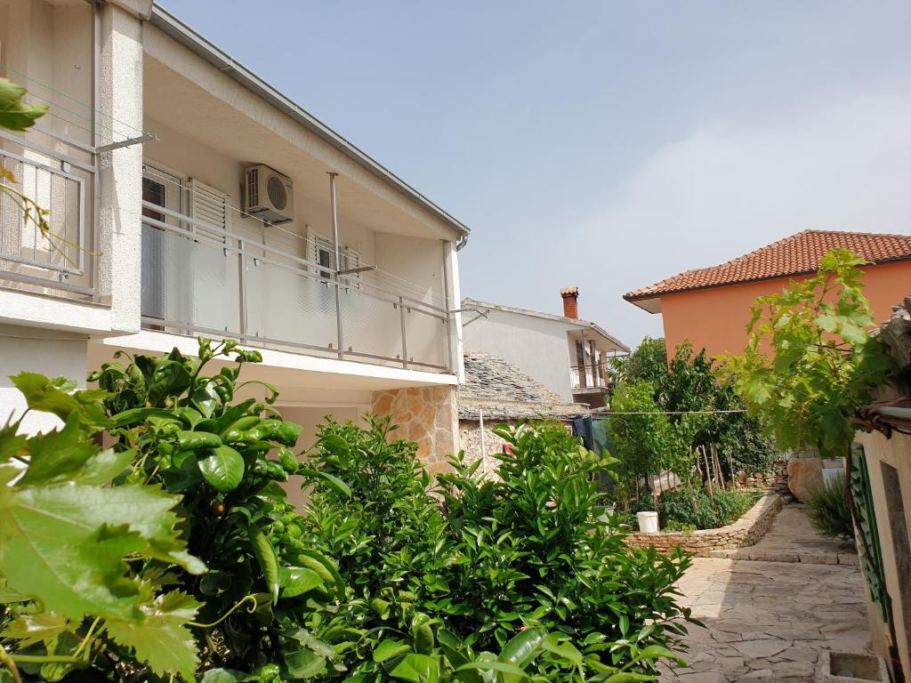 una casa con un balcón en el lateral. en The Heart Of Dalmatia, en Primošten