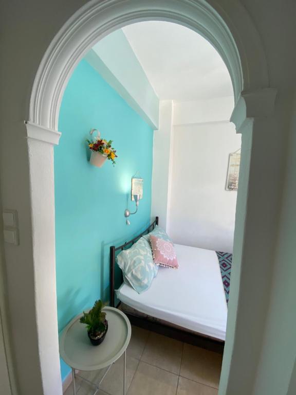Postel nebo postele na pokoji v ubytování Avra Budget Beach Rooms