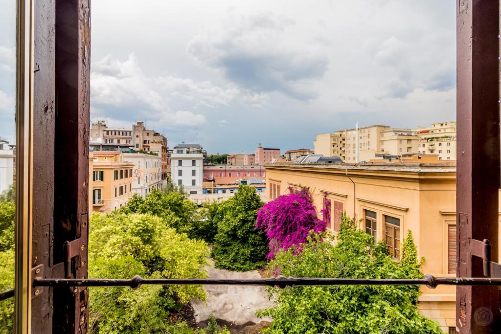 een uitzicht vanuit een raam van een stad bij Roma House Piramide in Rome