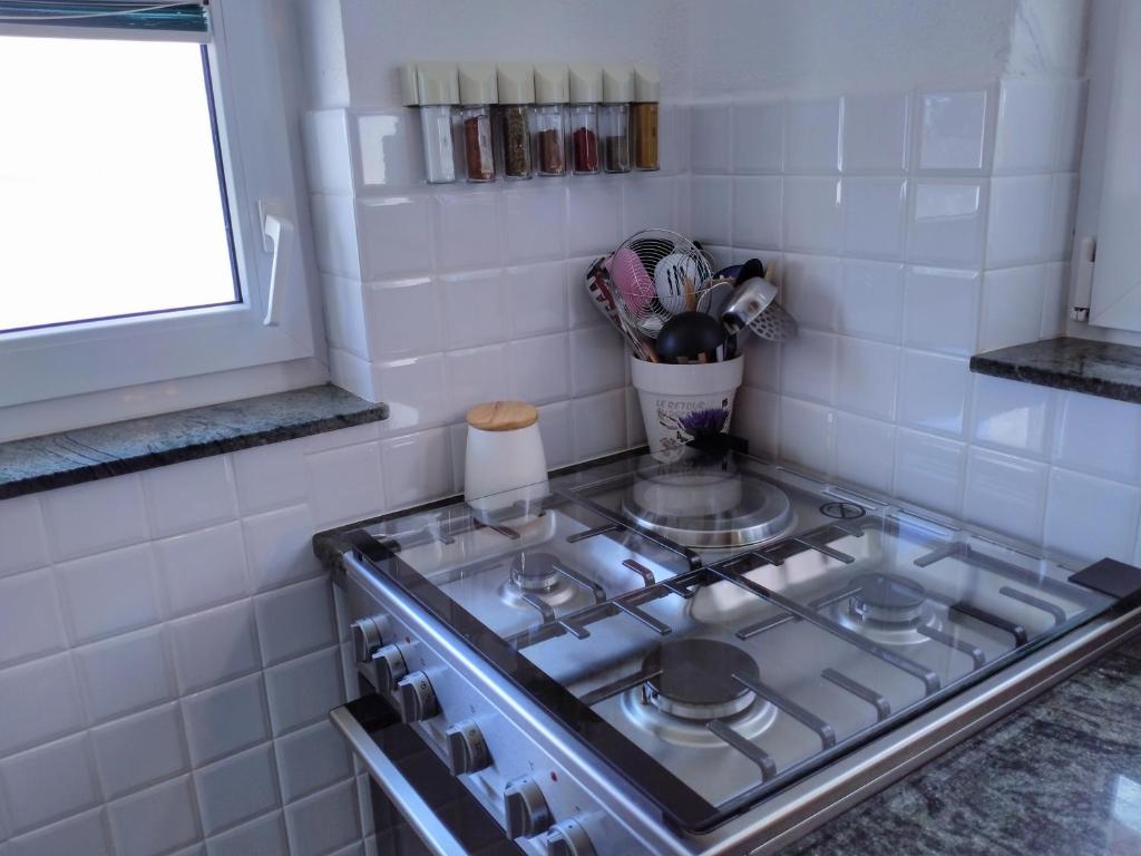 Kuchyňa alebo kuchynka v ubytovaní Cheerful two bedroom cottage with panoramic view in Celina