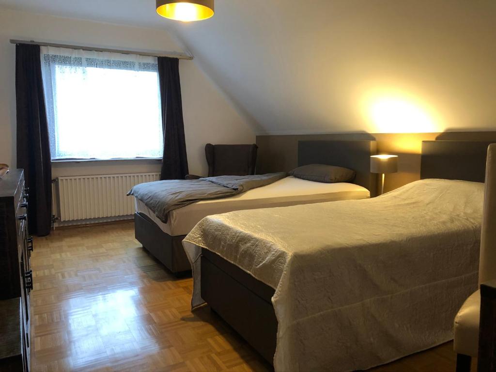 um quarto com 2 camas e uma janela em Privatunterkunft "An der Hecke" em Neuss