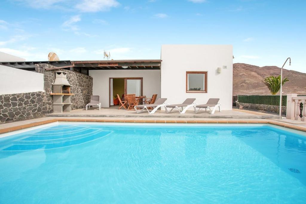 willa z basenem i domem w obiekcie Villa 1B w mieście Playa Blanca