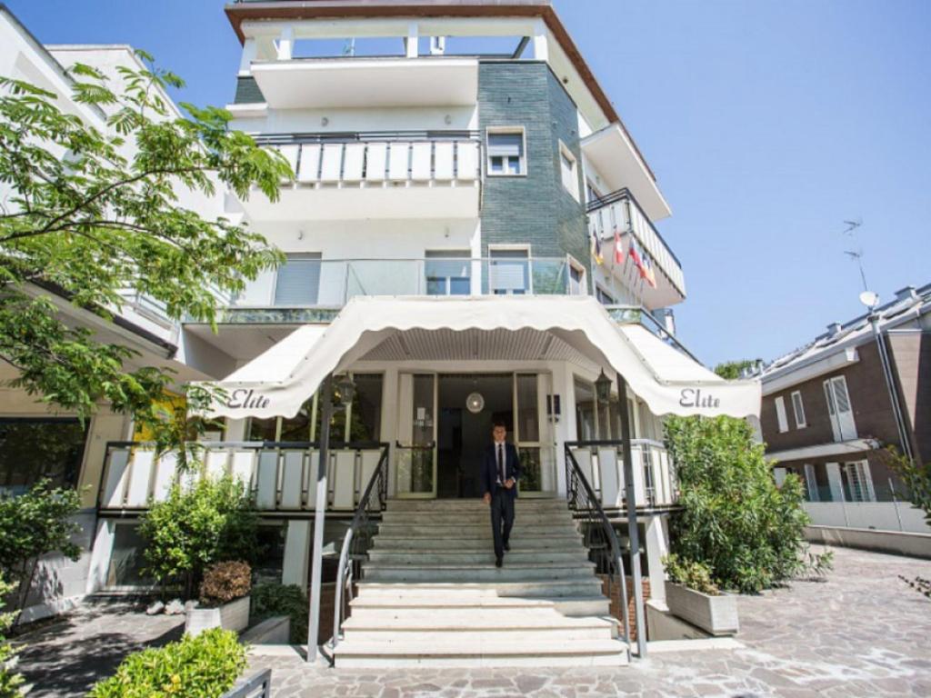 Ein Mann, der die Treppe eines Gebäudes hinuntergeht. in der Unterkunft Hotel Elite in Cervia