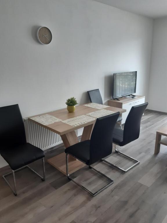 un tavolo da pranzo e sedie in camera di Apartmán Karolína a Poděbrady