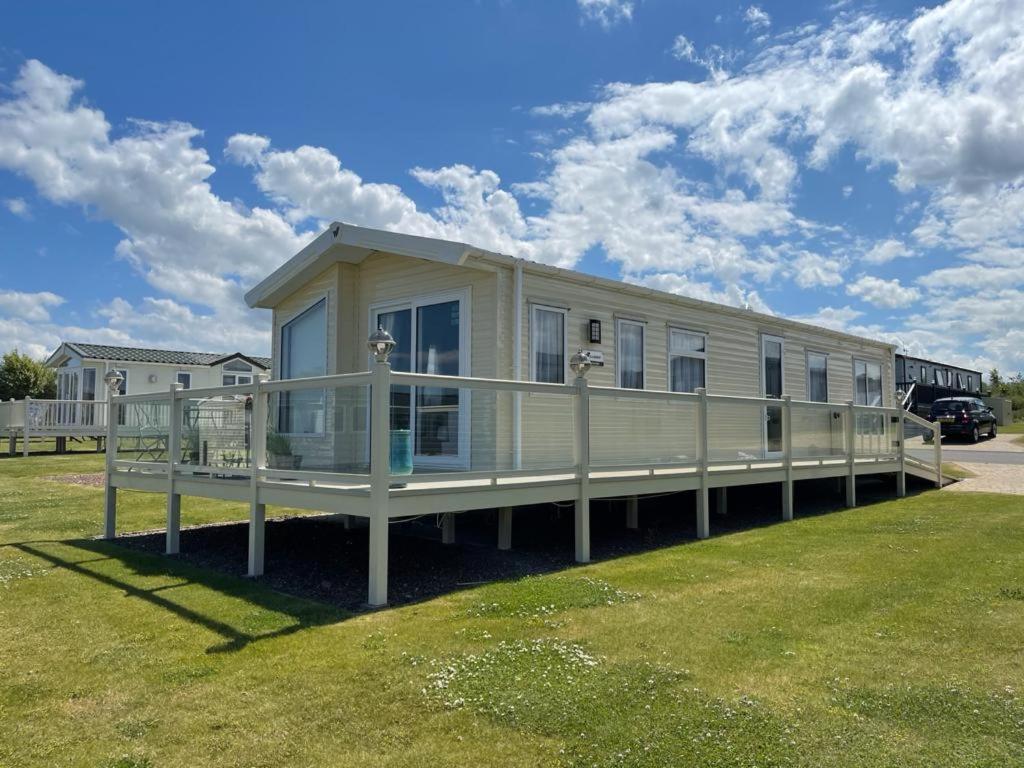 un mobile home sur l'herbe dans un champ dans l'établissement Seton sands holiday park - Premium caravan - 2 bedroom sleeps 4, à Port Seton