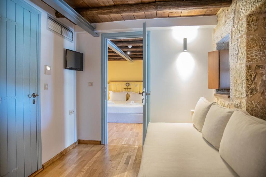 TV a/nebo společenská místnost v ubytování Trapela Areopolis, Boutique Hotel