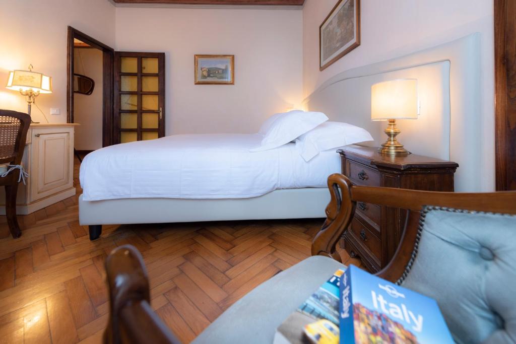 Postel nebo postele na pokoji v ubytování Villa Scacciapensieri Boutique Hotel