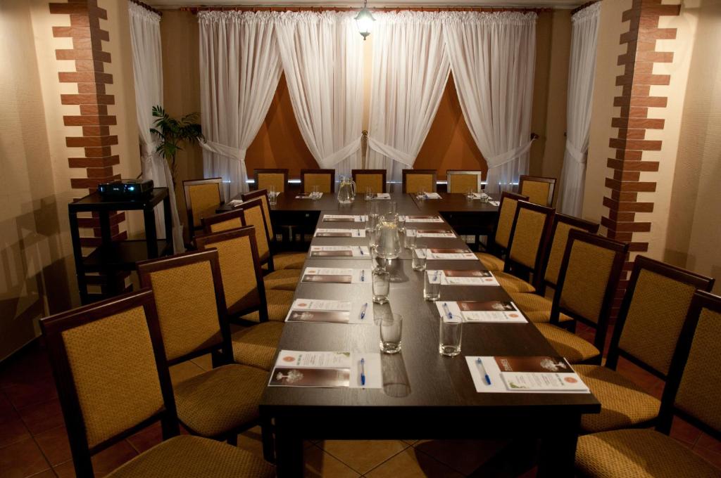 Reštaurácia alebo iné gastronomické zariadenie v ubytovaní Toreja