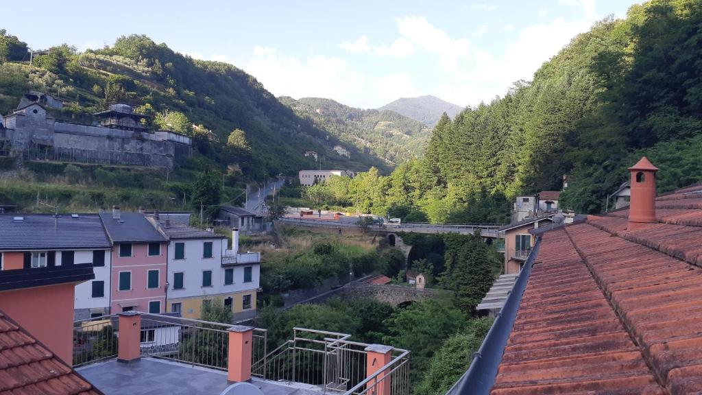 uma vista para uma aldeia com um comboio à distância em I Tre Ponti em Borgonovo