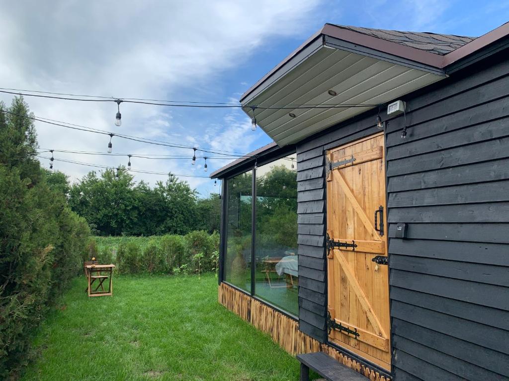 eine große Glastür an der Seite eines Hauses in der Unterkunft TU&YA Cabins in Agigea