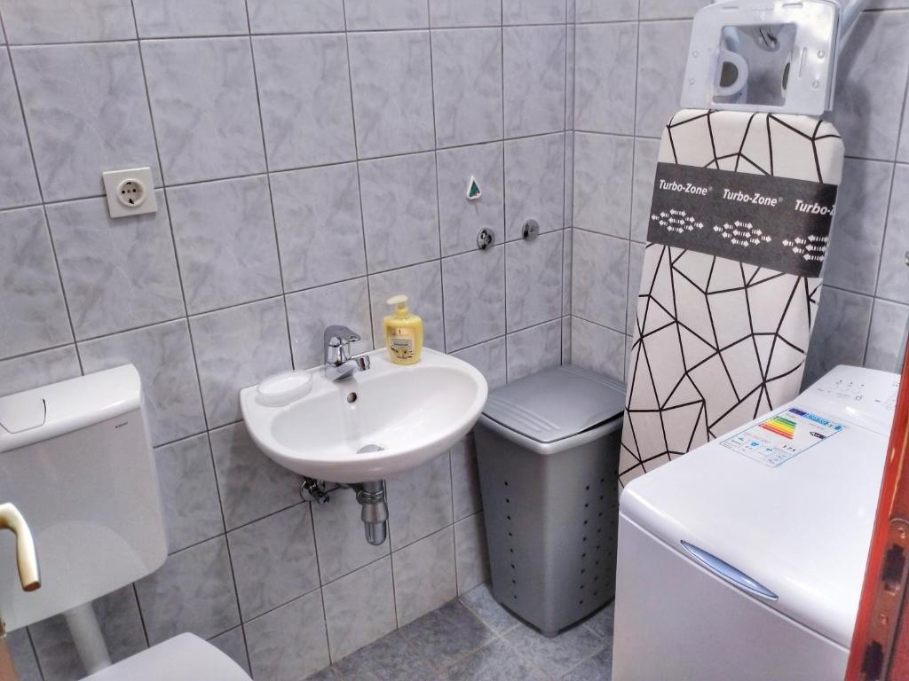 Kúpeľňa v ubytovaní Cheerful two bedroom cottage with panoramic view in Celina