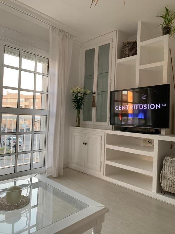 Televízia a/alebo spoločenská miestnosť v ubytovaní Casa luminosa