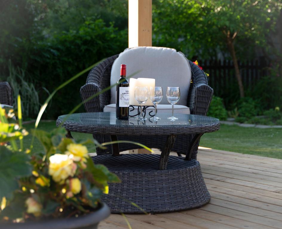 een tafel met een fles wijn en glazen op een stoel bij 627 on King B&B in Niagara on the Lake