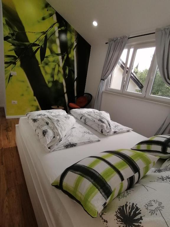 Łóżko lub łóżka w pokoju w obiekcie Apartmani Kiko